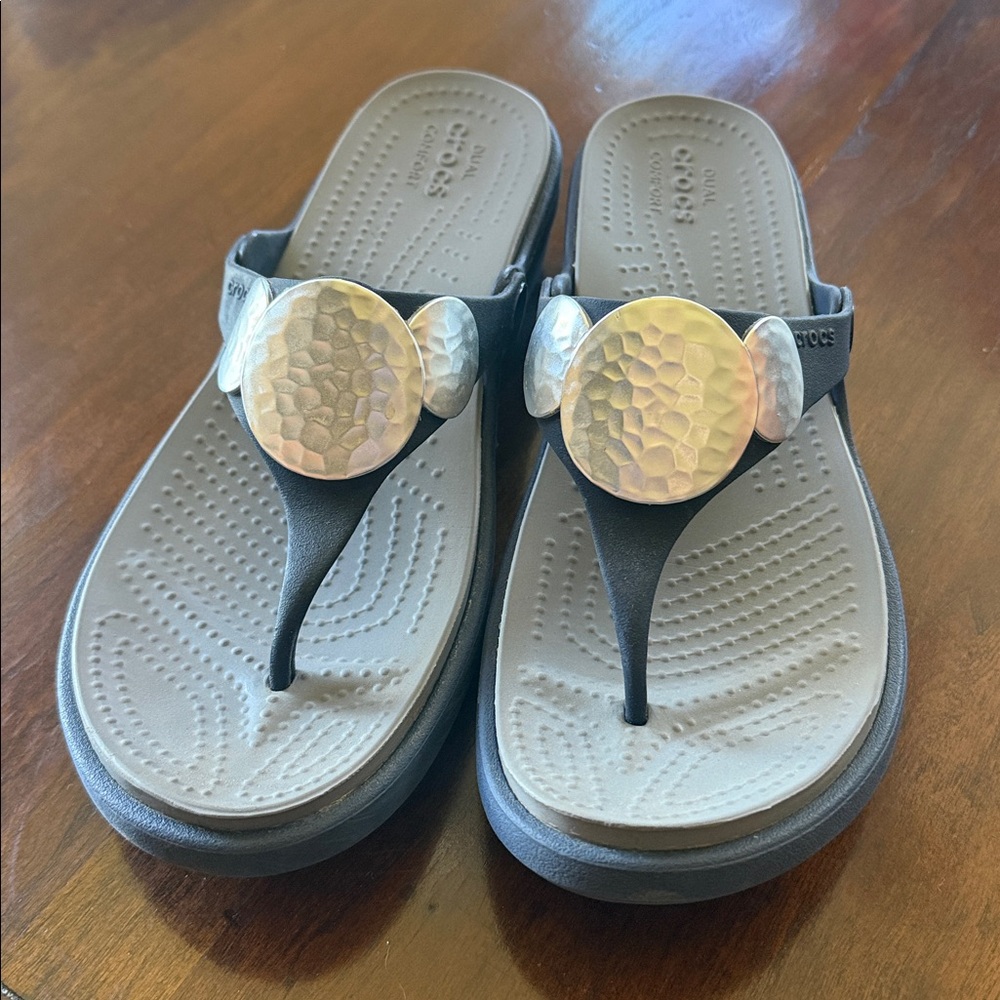 Crocs Sanrah Hammered Metallic Flip Wedge Sandal Navy Blue Silver Size 8